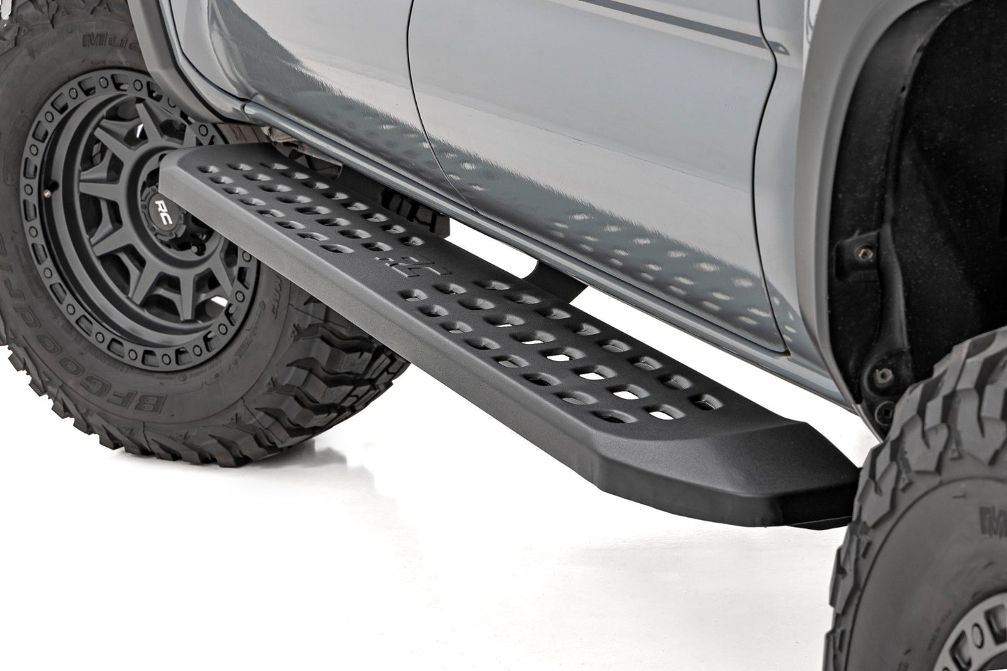 Rough Country RPT2 Running Board | Double Cab | Black | Toyota Tacoma 2WD/4WD (2016-2023)