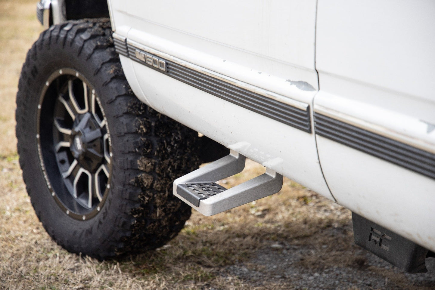 Rough Country Single Hoop Step | Universal | Alum | Pair | Multiple Makes & Models (Chevy/Ford/GMC/Ram)