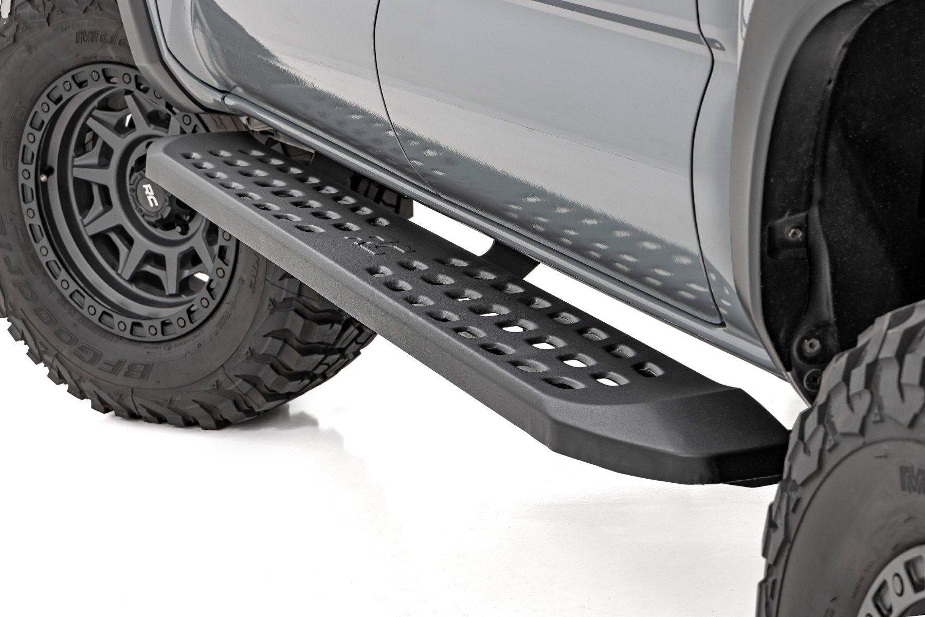 Rough Country RPT2 Running Board | Double Cab | Black | Toyota Tacoma 2WD/4WD (2016-2023)