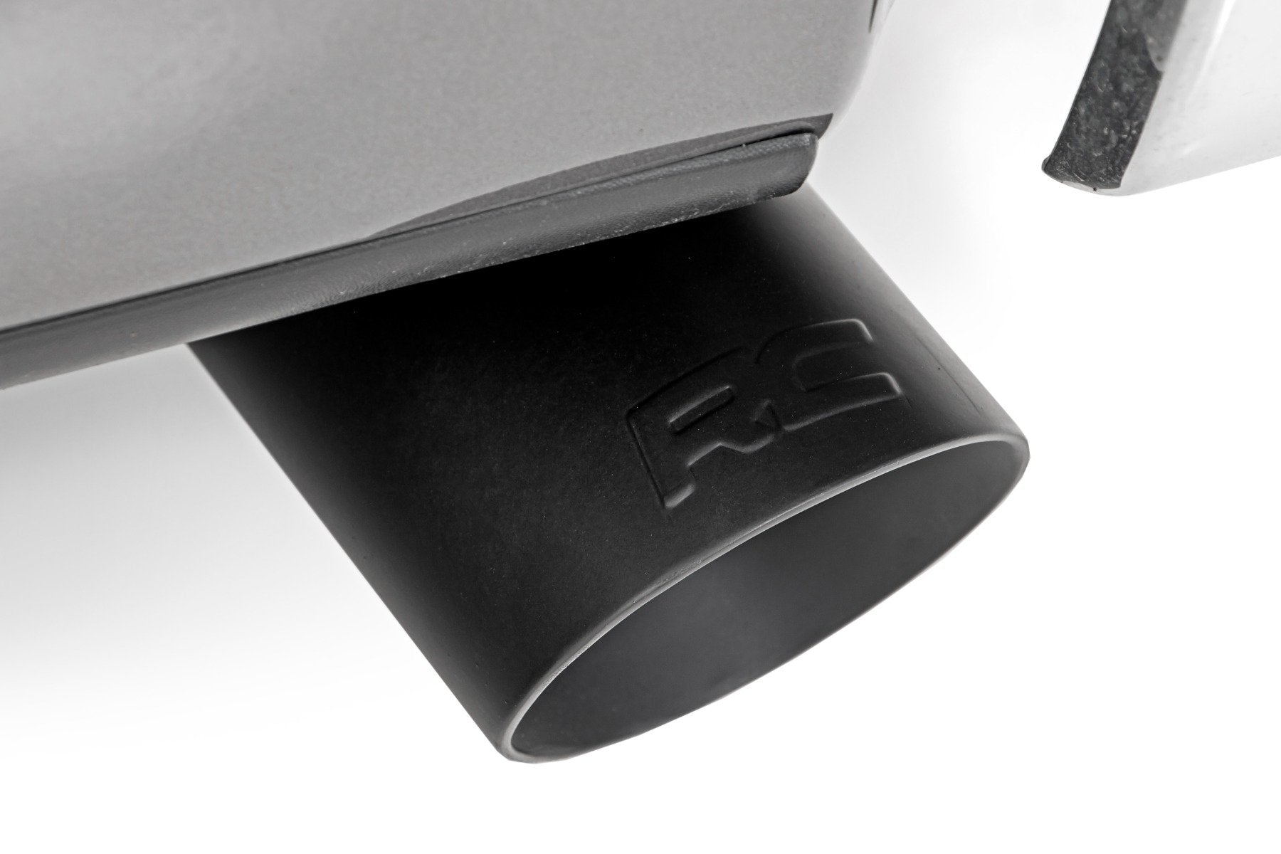 Rough Country Exhaust Tip | Black | RC Logo | 2.5-3.125 Inch Pipe